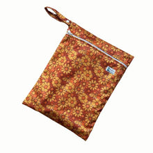 Load image into Gallery viewer, Retro daisy (medium wet bag)