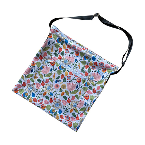 In the garden 'The Square' (crossbody wet bag)
